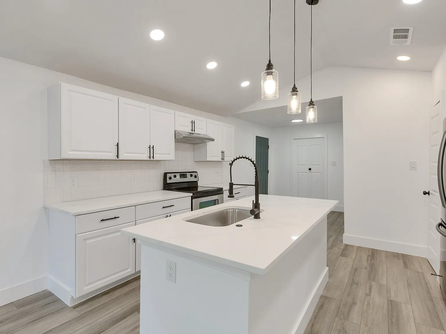 3 bed, 1300 sqft, $1,925 — Photo 4