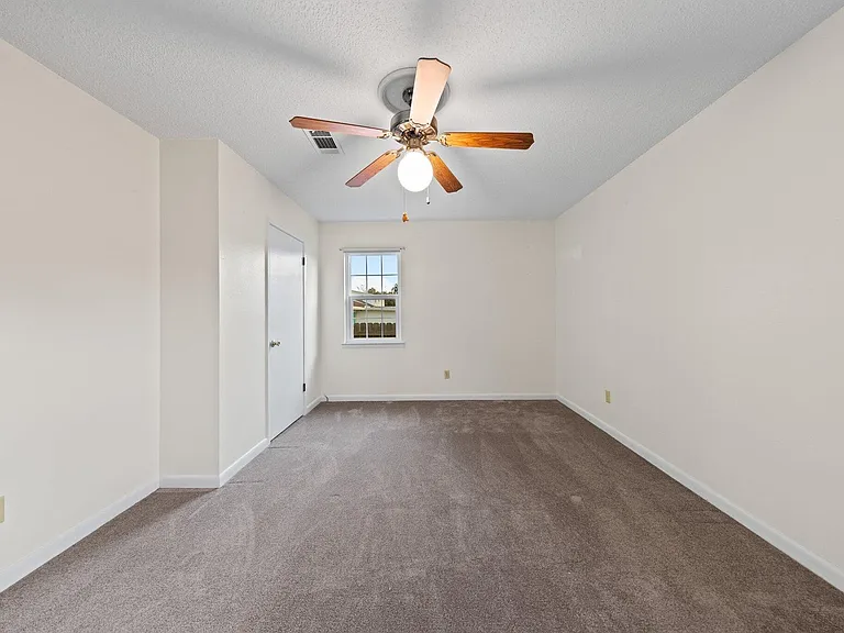122 Beach Dr — Photo 32