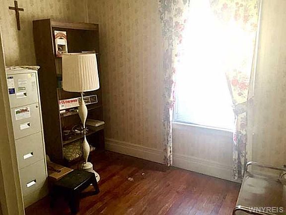 5th image of 56 Royal Ave