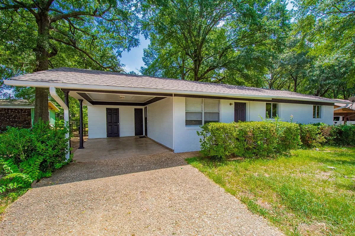 3 bed, 1.0 bath, 1313 sqft, $1,300 — Photo 1