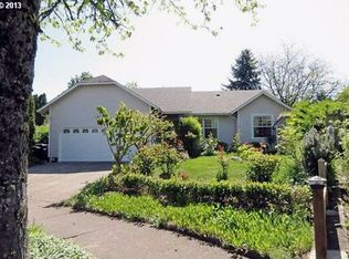 881 River Hills Dr, Springfield, OR 97477