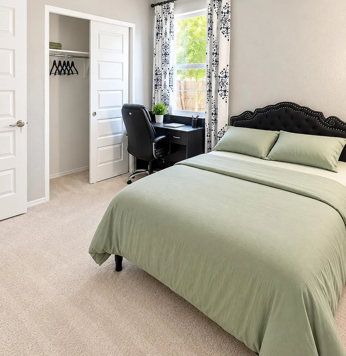 4 bed, 2.5 bath, 2642 sqft, $983 — Photo 2