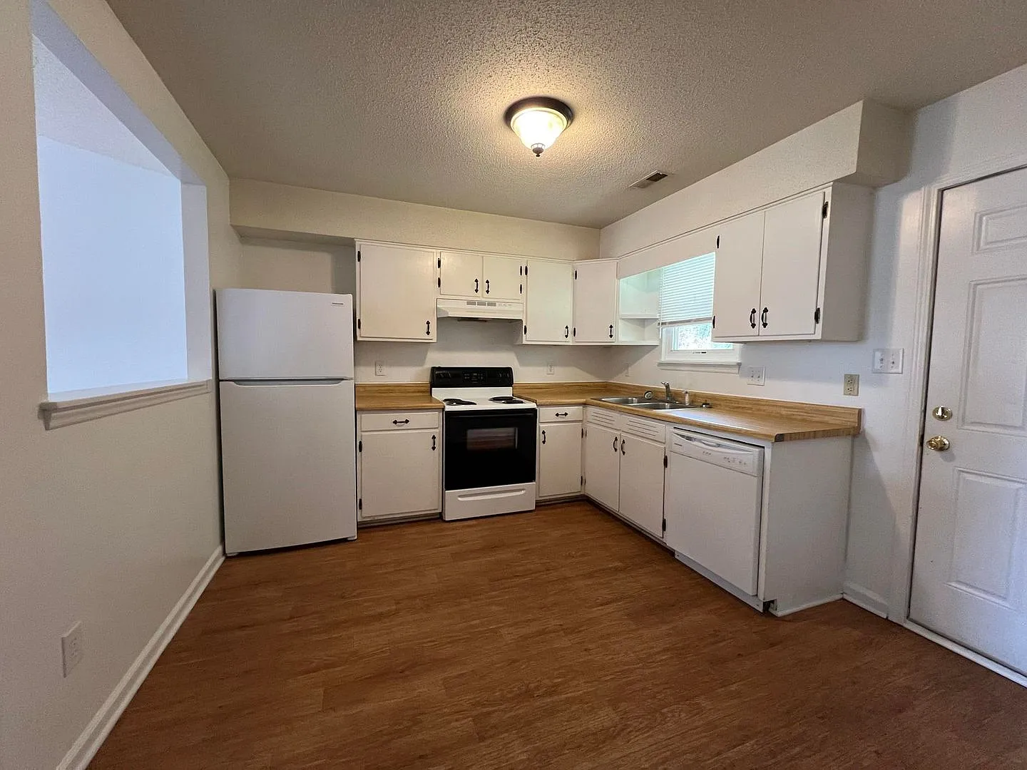 Convenient 2BR Duplex Minutes from Camp Lejeune — Photo 4
