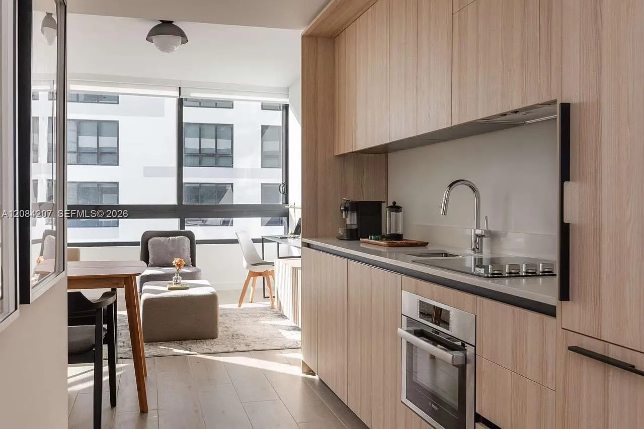 2 bed, 2.0 bath, 696 sqft, $5,300 — Photo 3