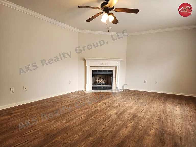 1090 Thompson Rd — Photo 2
