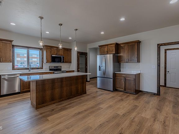 3rd image of 3520 Calgary Point