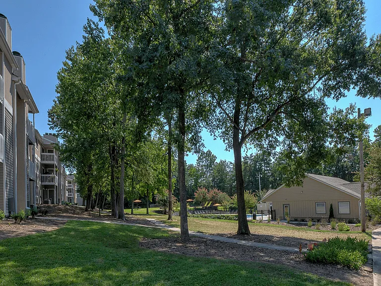 Eastchester Ridge Apartments — Photo 7