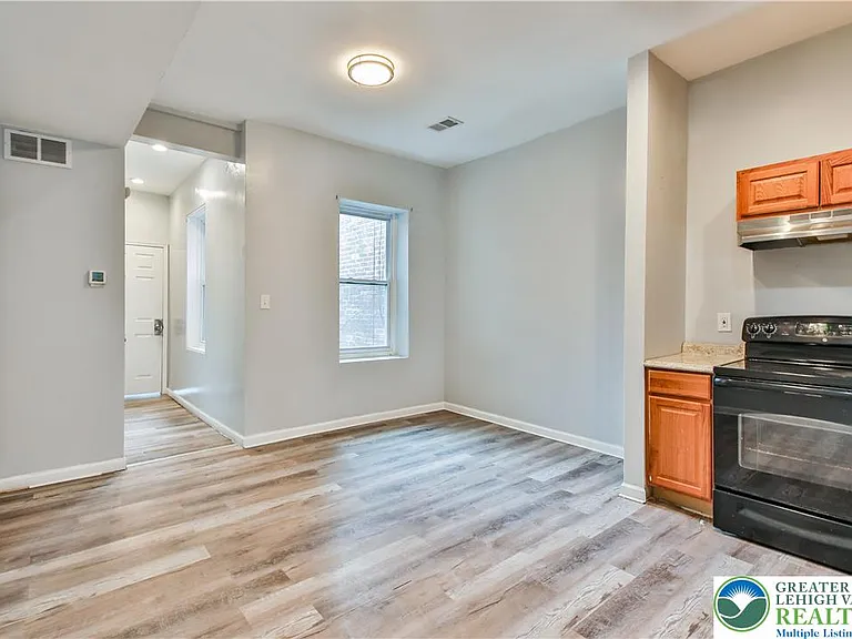 41 N 11th St #B — Photo 12