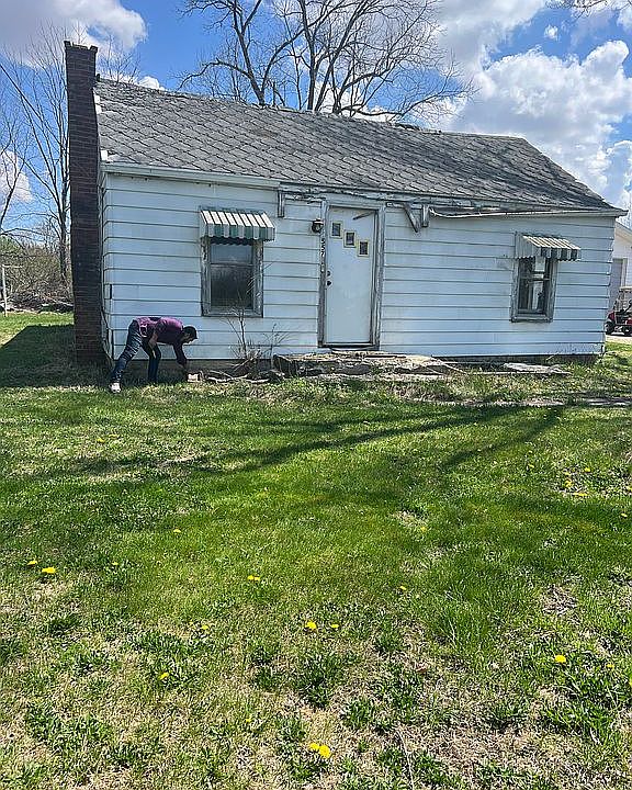 2nd image of 557 N Foster Ave