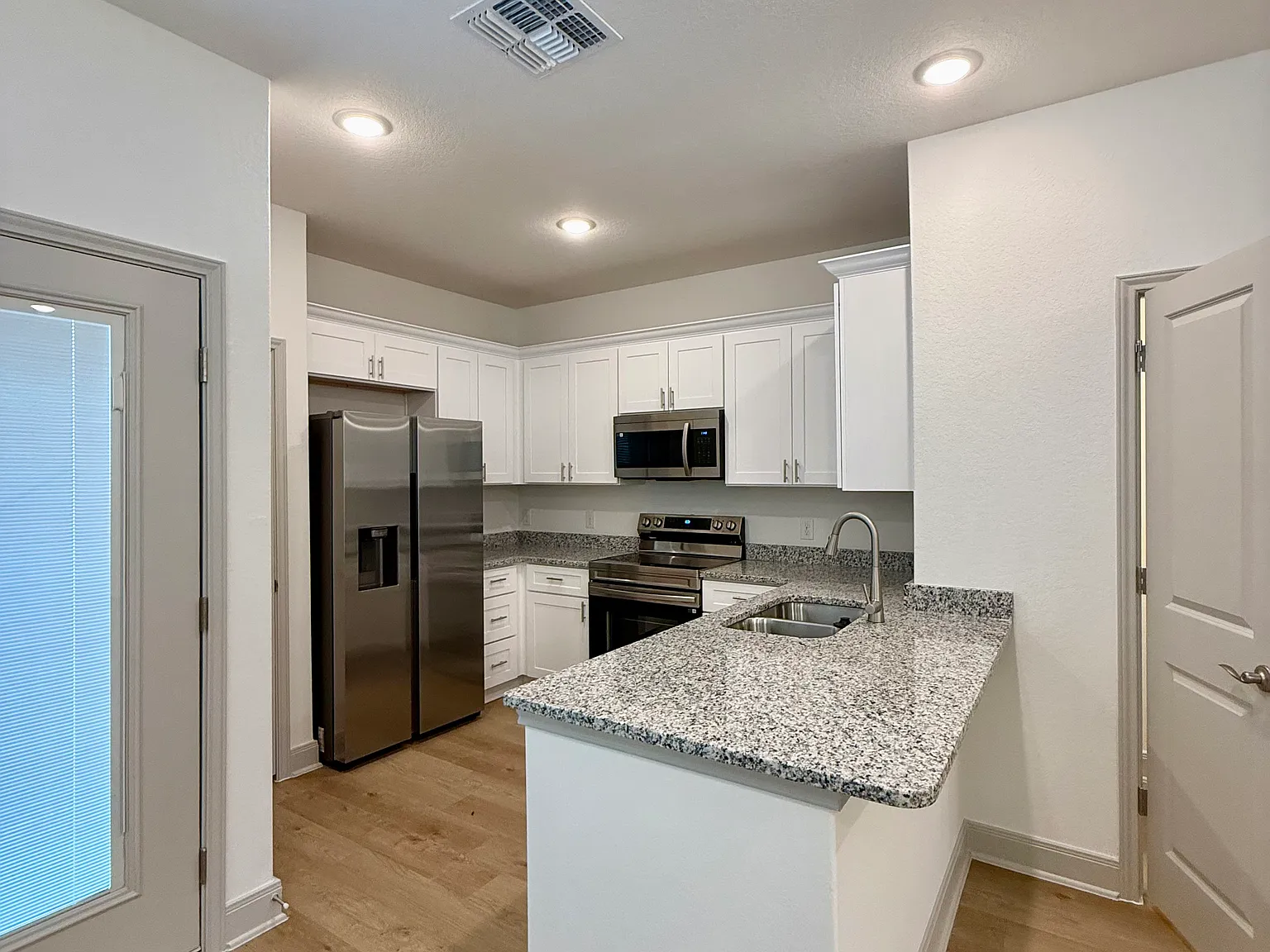 3 bed, 2.5 bath, 1505 sqft, $1,648 — Photo 3