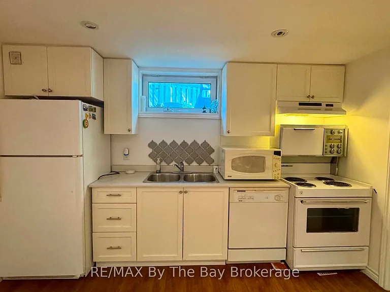 130 Letitia St #LOWER — Photo 4