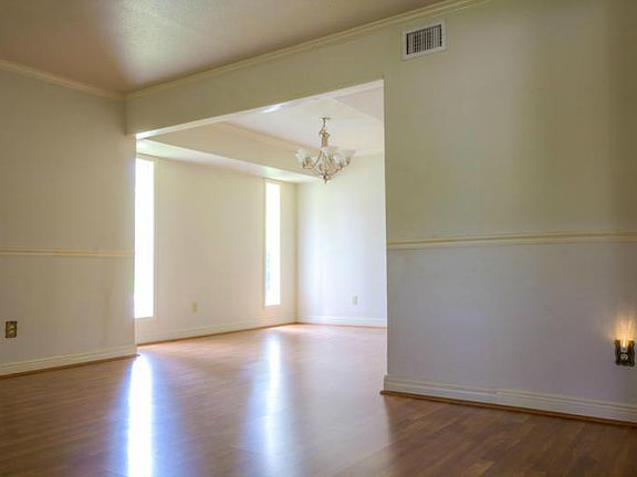 4th image of 5002 Royalton Dr