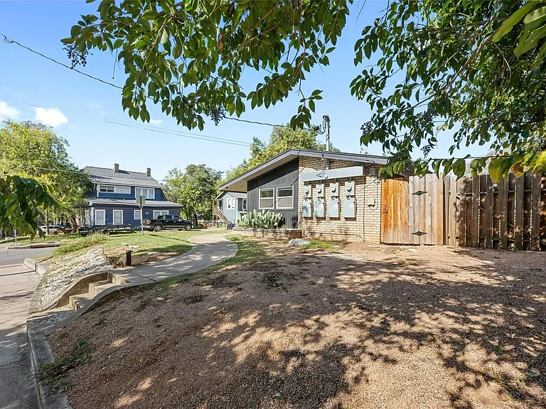 2201 Leon St #D — Photo 24