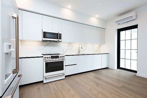1st image of 317 Wythe Ave #2