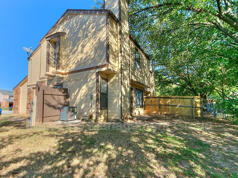 3 bed, 2.0 bath, 1200 sqft, $1,295 — Photo 2