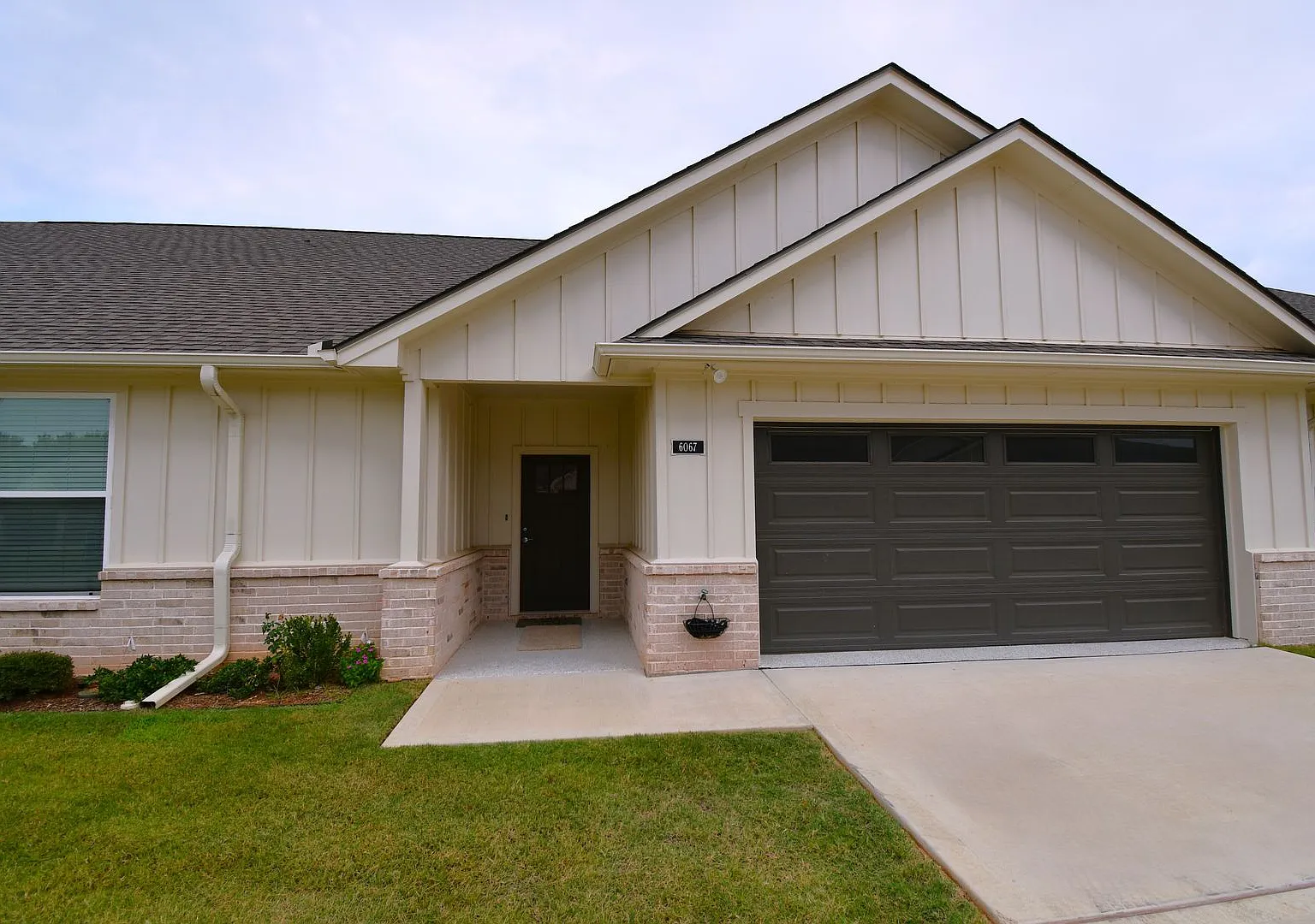 Hamilton Meadows Gated Community! Lovely, Modern 2 Bedroom, 2 Bath Home w/Garage — Photo 3