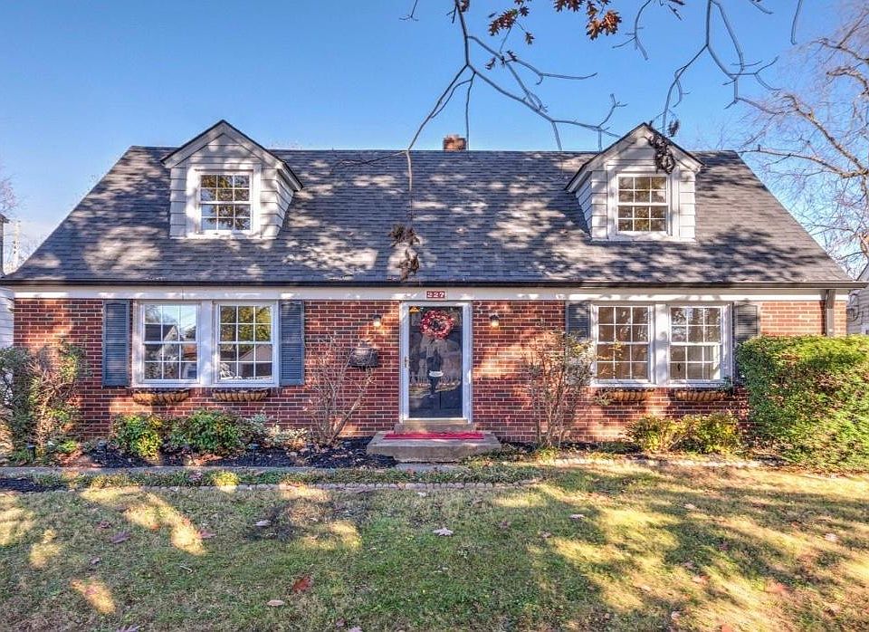 Beautifully maintained front exterior in desirable Saint Matthews area.