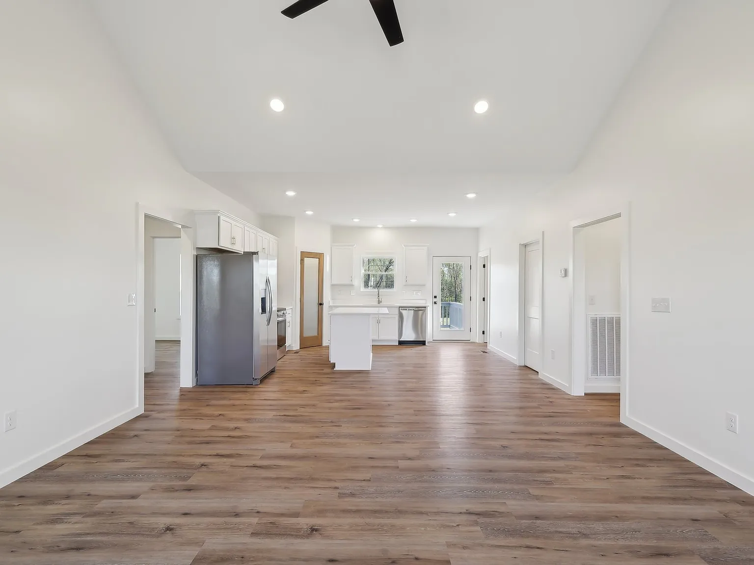 3 bed, 1452 sqft, $1,995 — Photo 2