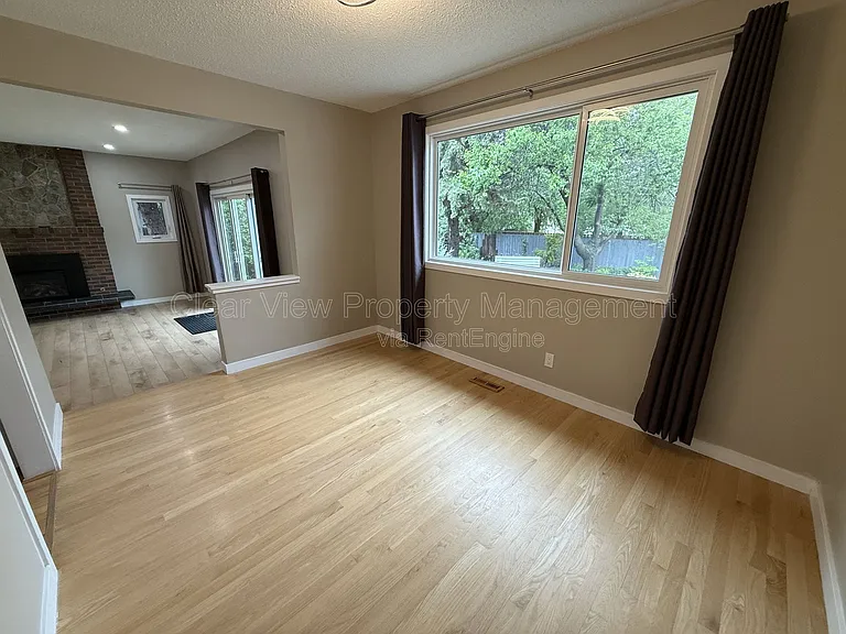 18 Trinity Pl W — Photo 8