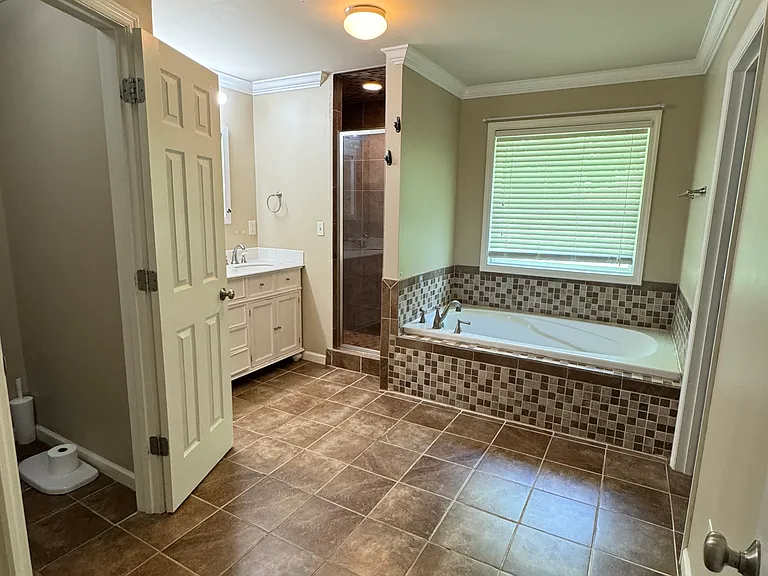 1052 Brownsboro Rd — Photo 12
