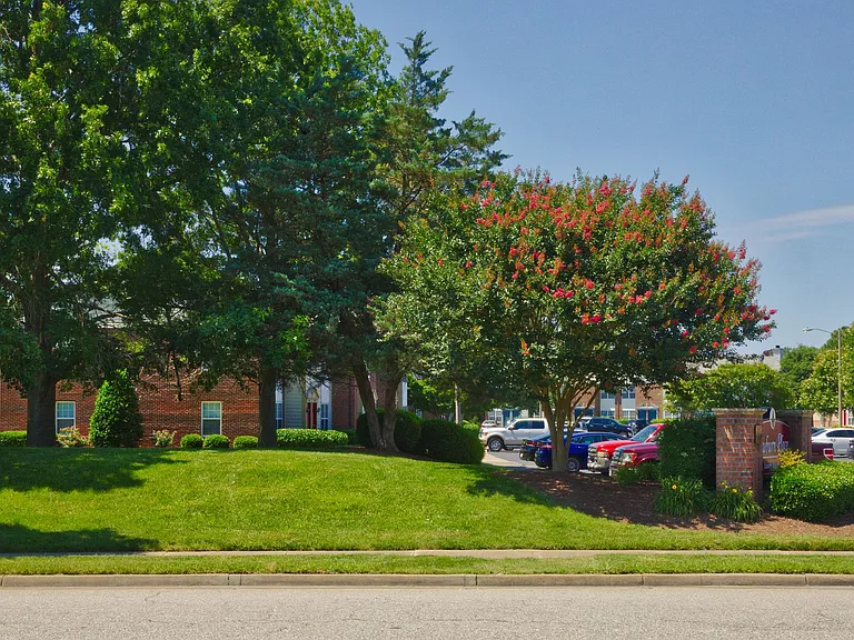 Auburn Place Apartments — Photo 9