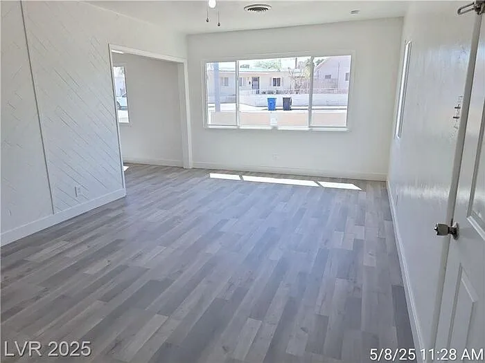 148 W Victory Rd — Photo 2