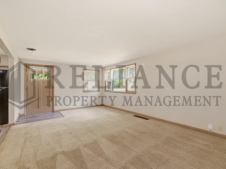 107 S Queen Ave — Photo 18