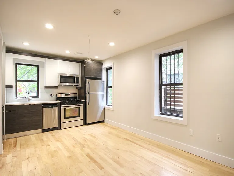 867 Metropolitan Ave #2R — Photo 2