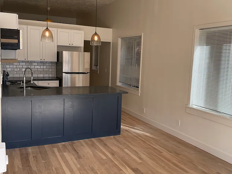 22840 Willamette Dr #7 — Photo 2