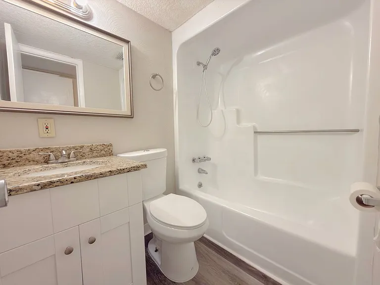 Carriage House Apts — Photo 19