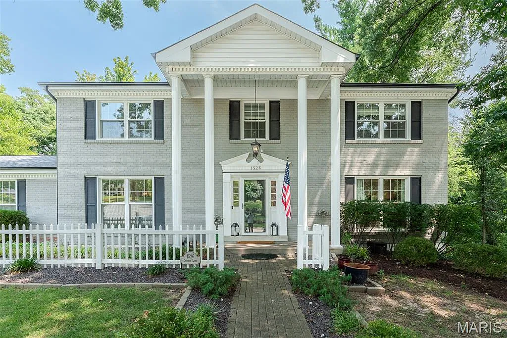 4 bed, 3.5 bath, 3725 sqft, $3,795 — Photo 3