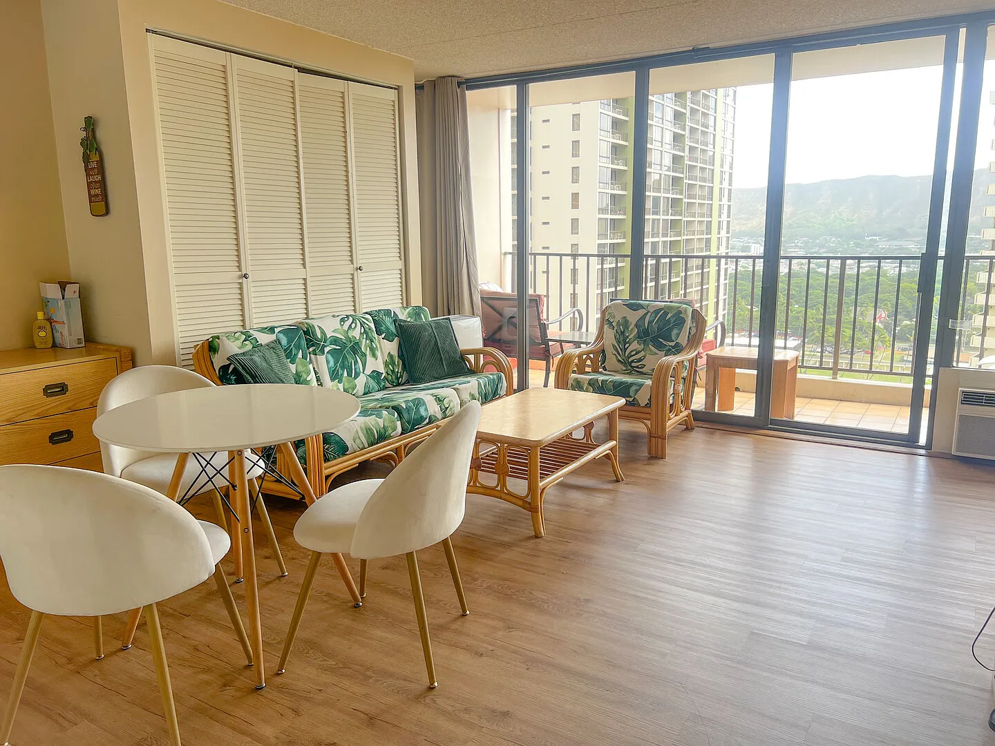 Welcoming Waikiki Banyan 1-Bedroom — Photo 1
