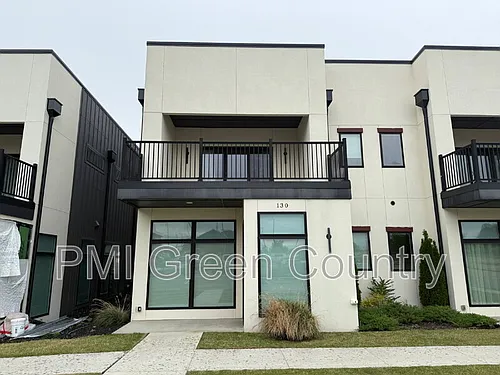 130 E Elgin St Photo 1