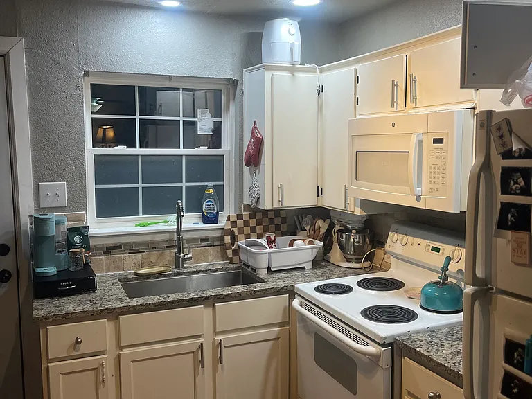 216 Creekview Ln — Photo 2