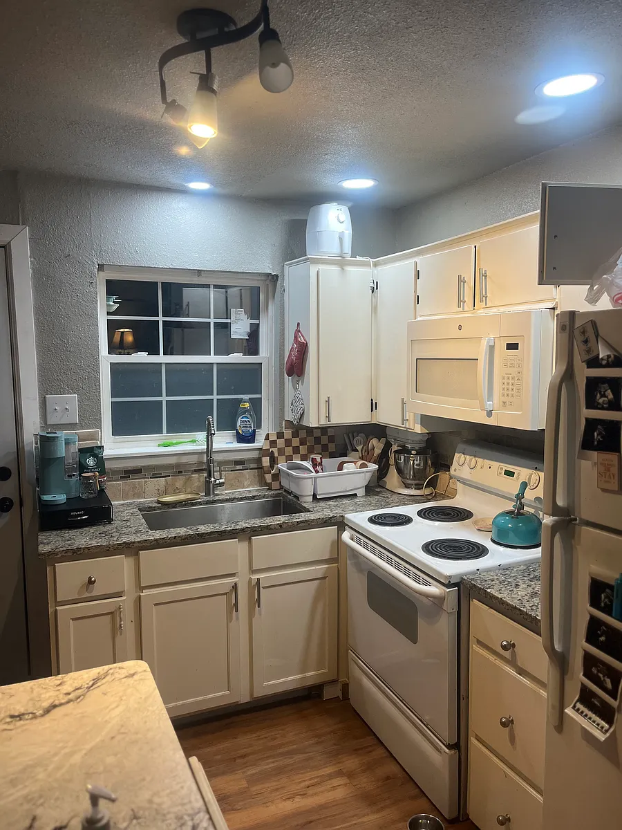 Building Photo - 216 Creekview Ln