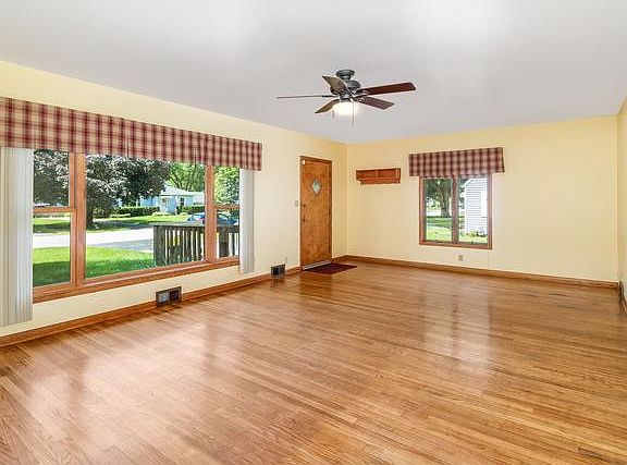 3rd image of 387 Lakelawn Blvd