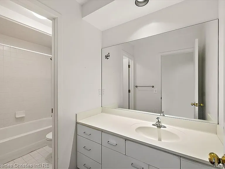2635 Dorchester Rd — Photo 25