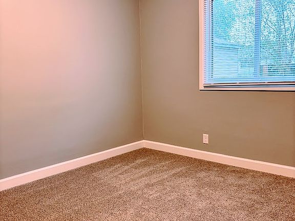 4th image of 1081 Eastview Dr