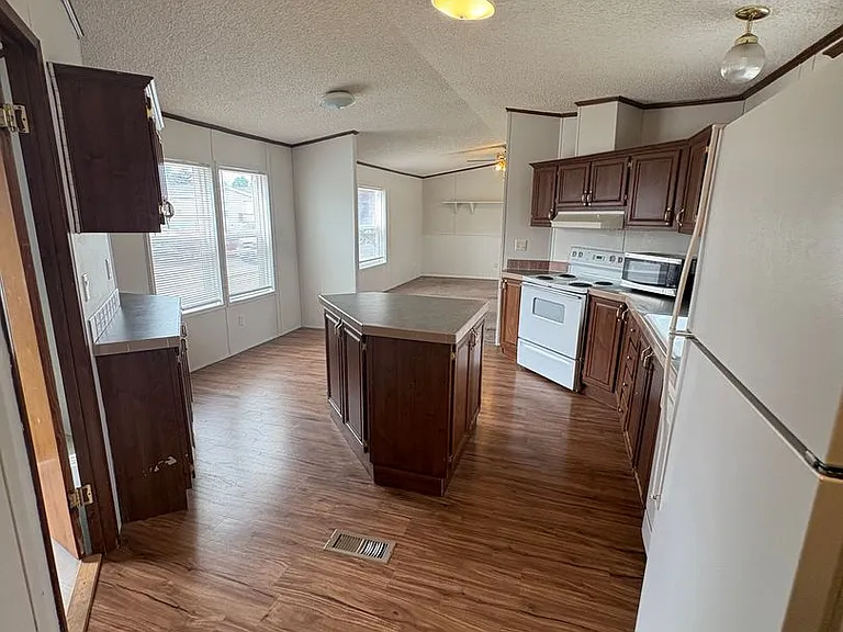 306 White Oak Dr — Photo 3