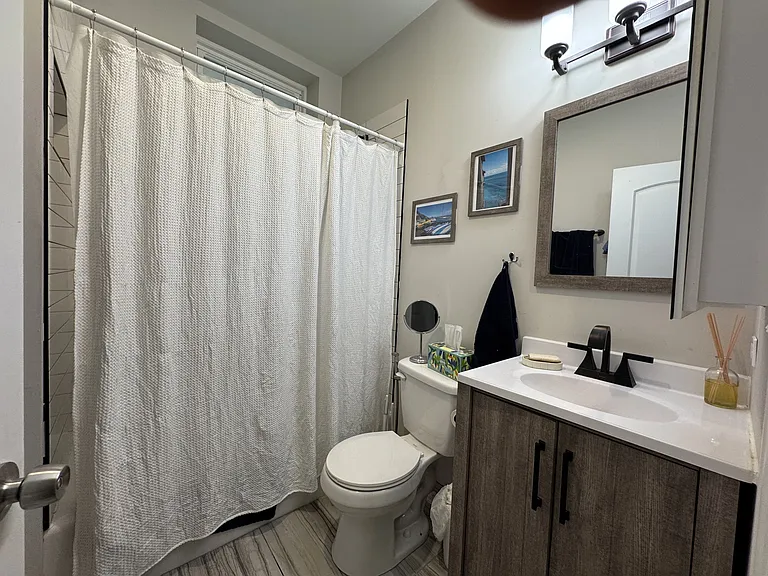 3505 N Sheffield Ave — Photo 4