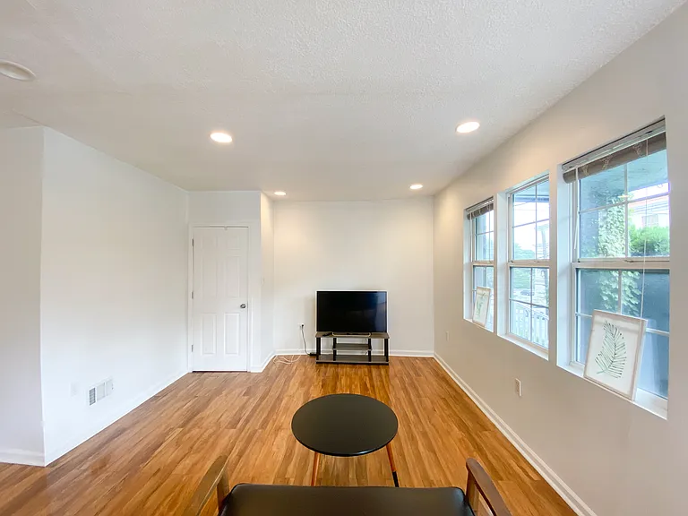 2353 Tilbury Ave — Photo 2