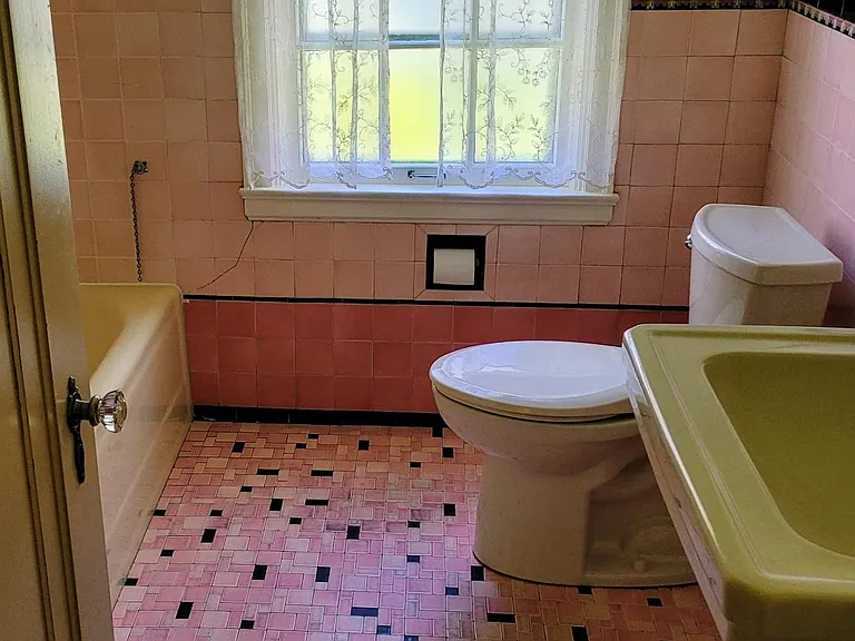 Full bathroom w/ tub and shower