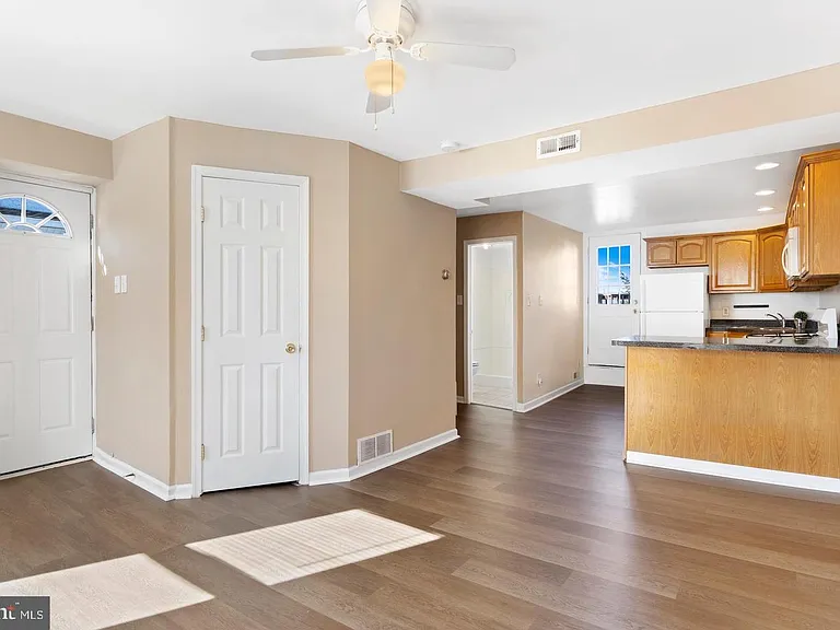 400 Green Ln #2 — Photo 3