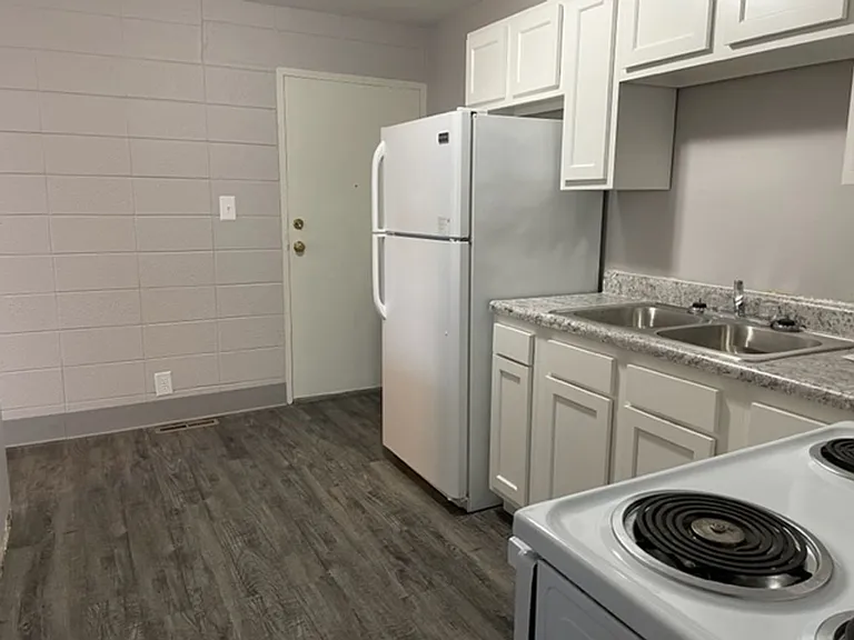 Apartment off 28th and Clyde Park Available — Photo 36