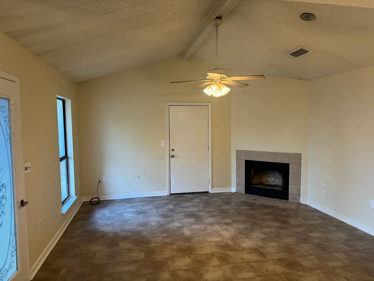 2 bed, 940 sqft, $1,300 — Photo 4