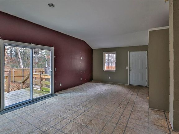 4th image of 28 Robinwood Dr