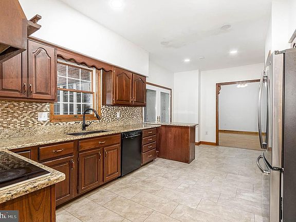 4th image of 1201 Georgetown Cir
