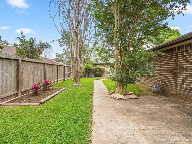 1915 Creek Valley Ln — Photo 24