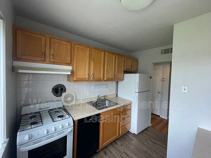 2 bed, 1.0 bath, $995 — Photo 2