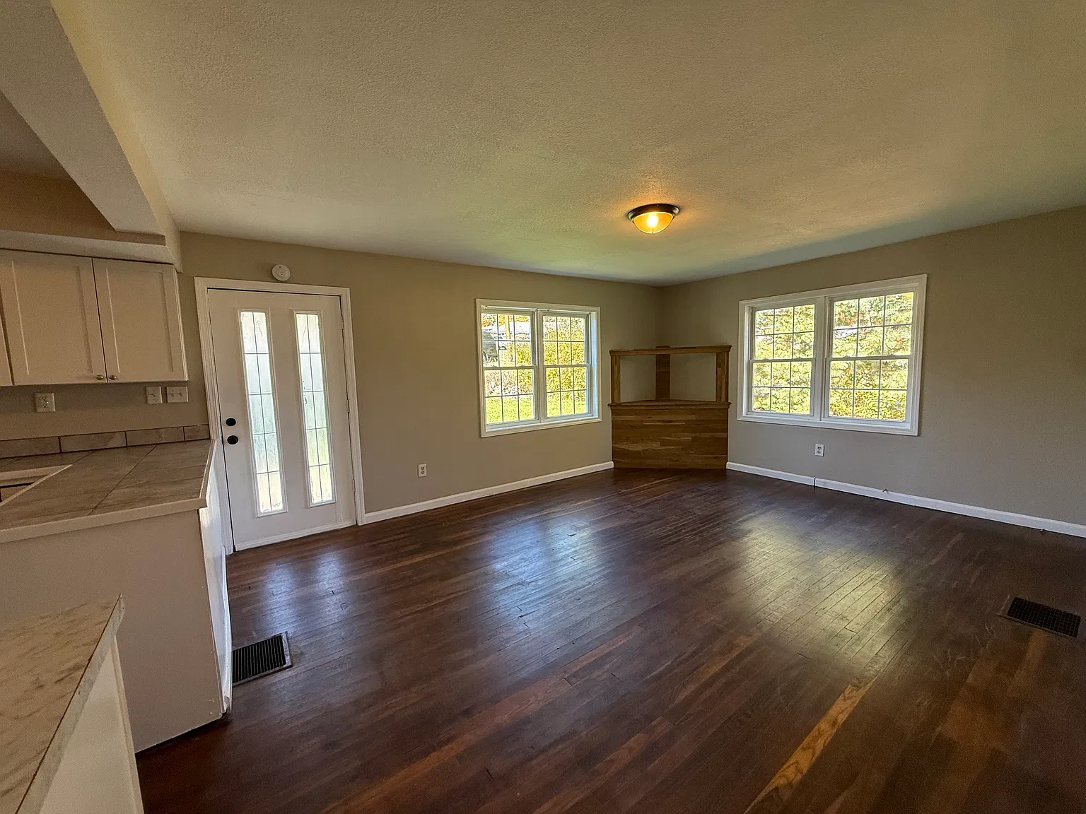 3 bed, 1020 sqft, $1,250 — Photo 2